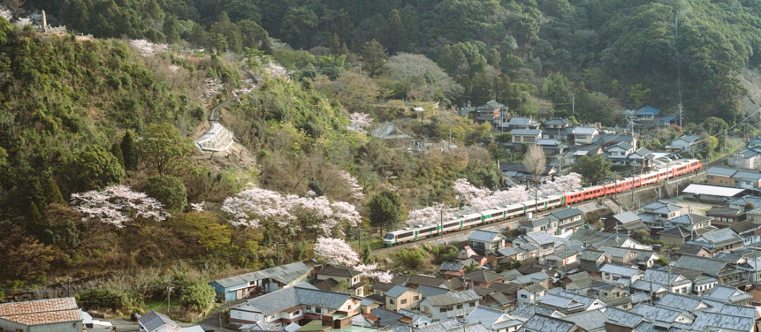 内山地区と電車の写真