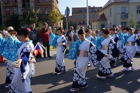 ワイン祭りパレードにて有田皿山節を披露