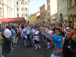 パレードでマイセン市内を歩く皿踊り隊