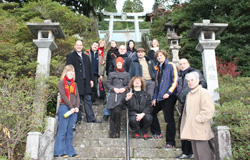 陶山神社前で記念写真