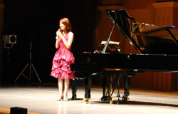 ピアノ独奏によるミニコンサートを行った武村八重子さん