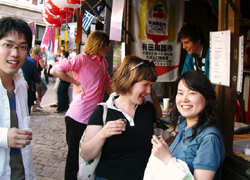 マイセン市の一大イベント「ワインフェスタ会場」ではマイセン有田友好協会の屋台もお目見え。有田のハッピを着たスタッフが、有田のポスターや旗が飾られた店内で日本酒や味噌汁を販売しながら、有田との交流をPR