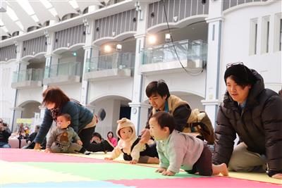 赤ちゃんはいはいよちよちレースの様子