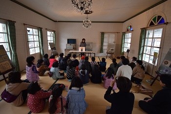 昔話を聞き入る子どもたち-1