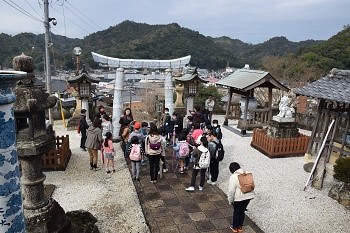 陶山神社にて解説中-2