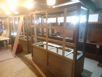 修理中の展示ケース-3